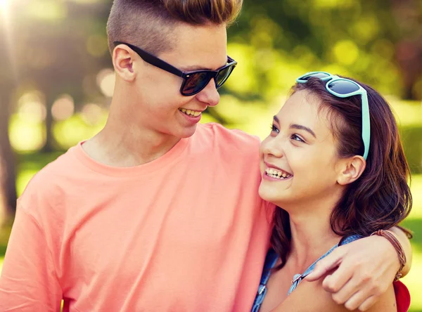 Lyckliga teenage paret tittar på varandra i park — Stockfoto