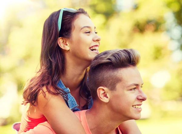 Feliz casal adolescente se divertindo no parque de verão — Fotografia de Stock