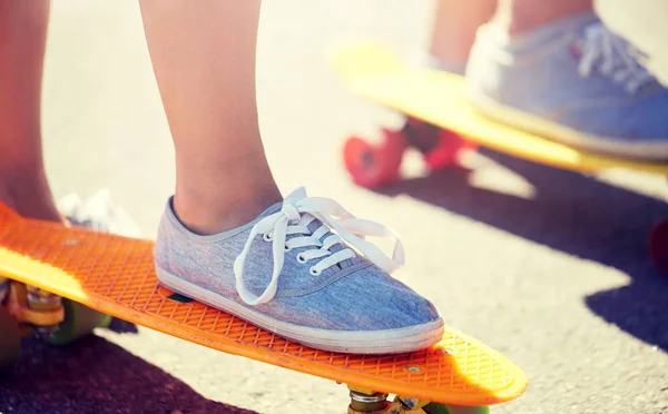 Close up van de voeten rijden skateboards op stad straat — Stockfoto