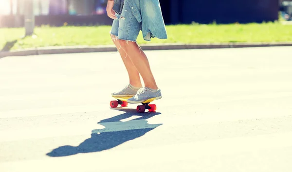 Dospívajícího chlapce na skateboardu přes město přechod pro chodce — Stock fotografie