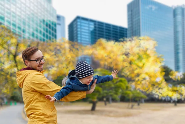 Otec se synem se baví na podzim tokijského města — Stock fotografie