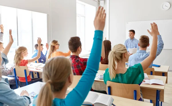 Skupina studentů středních škol a učitelů — Stock fotografie