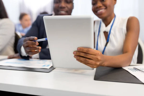 Pessoas com computador tablet em conferência de negócios — Fotografia de Stock