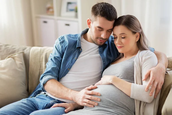 Mann umarmt schwangere Frau zu Hause — Stockfoto