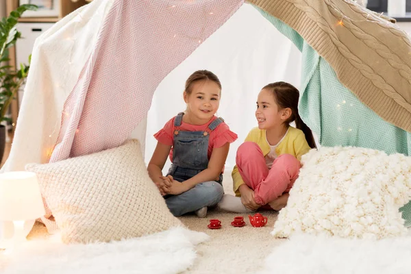 Menina brincando de festa de chá na tenda crianças em casa — Fotografia de Stock