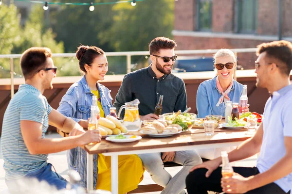 Freunde beim Abendessen oder bei einer Grillparty auf dem Dach — Stockfoto