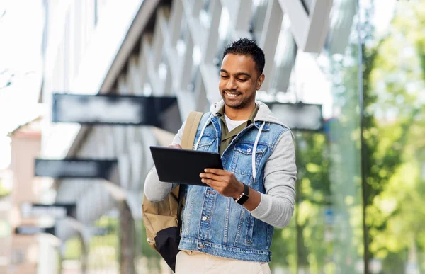 Mann mit Tablet-PC und Rucksack auf der Straße — Stockfoto