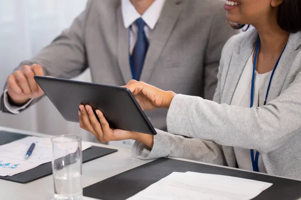 Persone con tablet alla conferenza di lavoro — Foto Stock