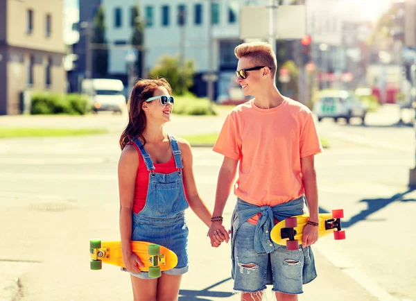 Tiener paar met skateboards op stad straat — Stockfoto