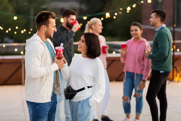 Amigos con bebidas en copas de fiesta en la azotea — Foto de Stock