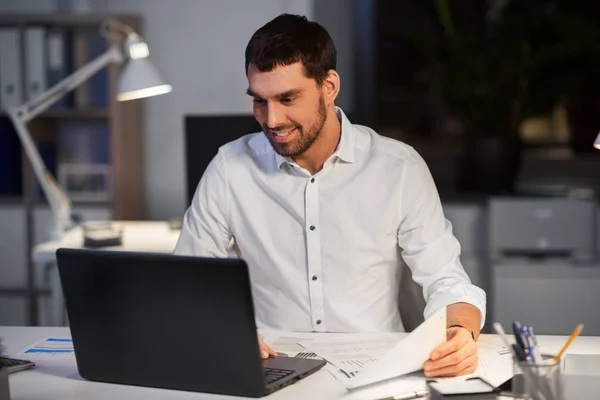 Affärsman med bärbar dator arbetar på natten kontor — Stockfoto