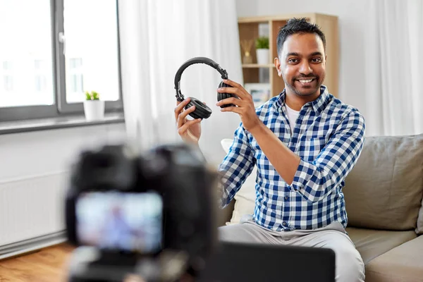 Blogueur masculin avec casque vidéo oblogging à la maison — Photo