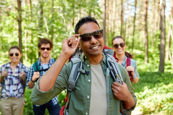 Amigos con mochilas en caminata en el bosque — Foto de Stock