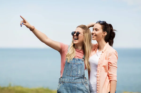 Adolescentes ou meilleures amies au bord de la mer en été — Photo