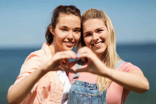 Ragazze adolescenti o migliori amici al mare in estate — Foto Stock