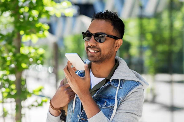 Homme enregistrant un message vocal sur smartphone en ville — Photo