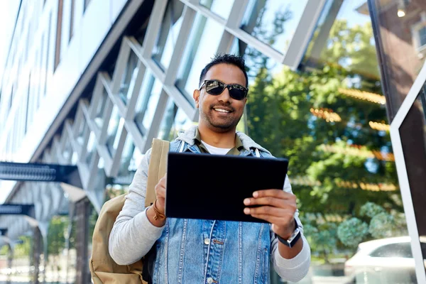 Άνθρωπος με Tablet PC και σακίδιο στο δρόμο της πόλης — Φωτογραφία Αρχείου