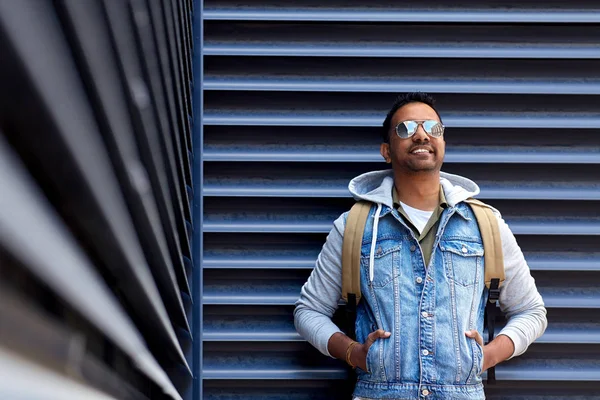 微笑的印度男子与背包在城市街道 — 图库照片