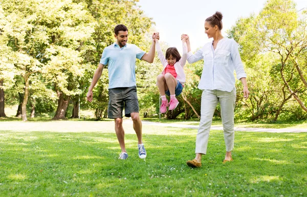 Familia feliz caminando en el parque de verano — Foto de Stock