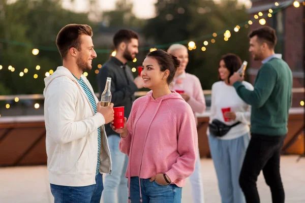 Amis avec des boissons dans des tasses de fête sur le toit — Photo