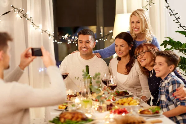 Família que janta e toma selfie — Fotografia de Stock