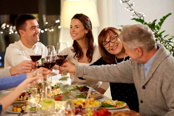 Familia feliz teniendo una cena en casa —  Fotos de Stock