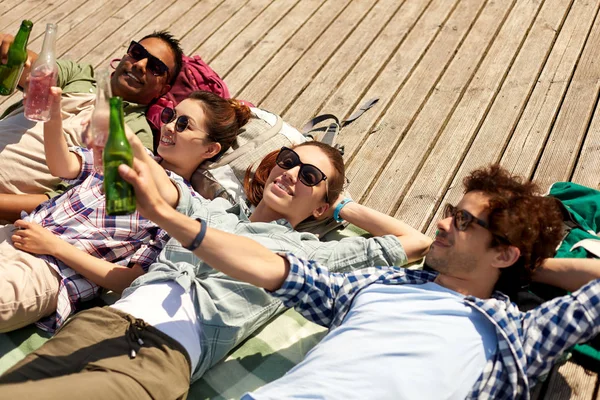 Amici che bevono birra e sidro sulla terrazza in legno — Foto Stock