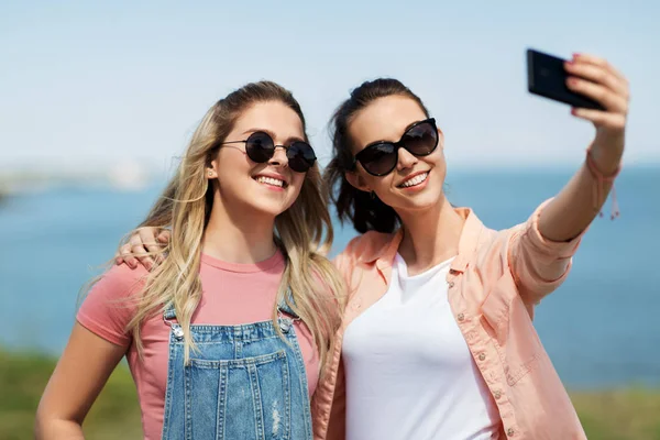 Genç kızlar ya da arkadaşlar yazın selfie çekiyorlar. — Stok fotoğraf