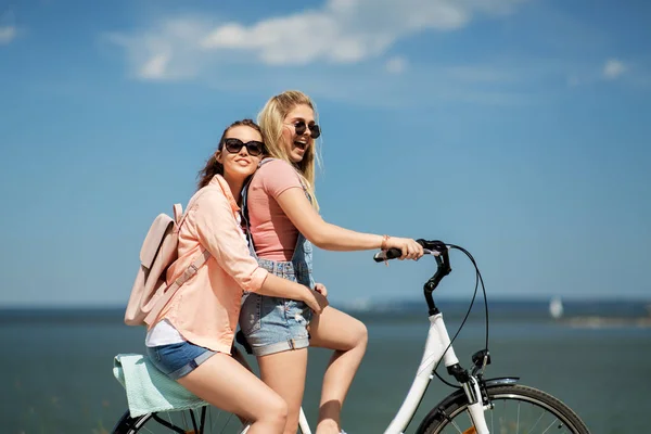 Meninas adolescentes ou amigos andando de bicicleta no verão — Fotografia de Stock