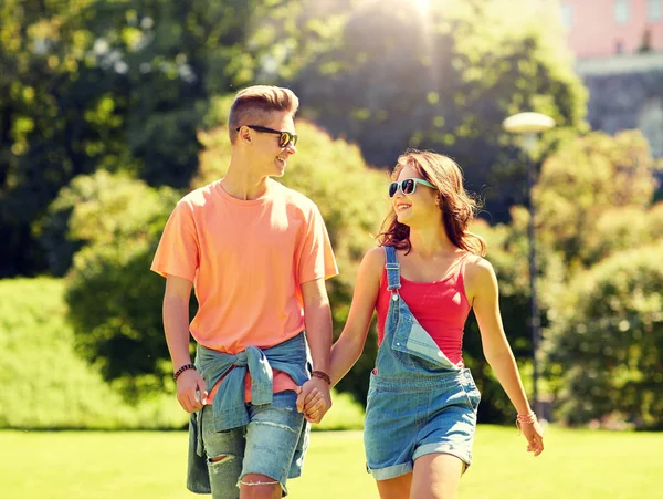 Glückliches Teenie-Paar spaziert durch Sommerpark — Stockfoto