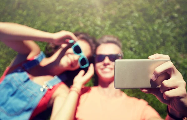 Happy couple taking selfie on smartphone at summer — Stock Photo, Image