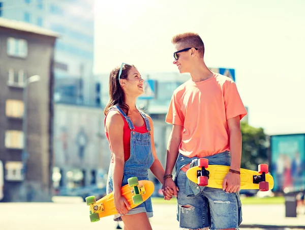 Pareja adolescente con patinetas en la calle de la ciudad — Foto de Stock