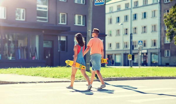 Tiener koppel met skateboards op stad zebrapad — Stockfoto