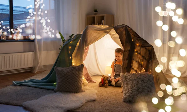 Kislány játékok a gyerekek sátor otthon — Stock Fotó
