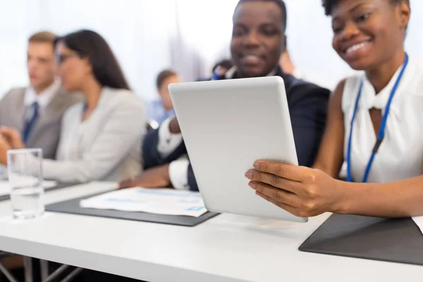 Persone con tablet alla conferenza di lavoro — Foto Stock