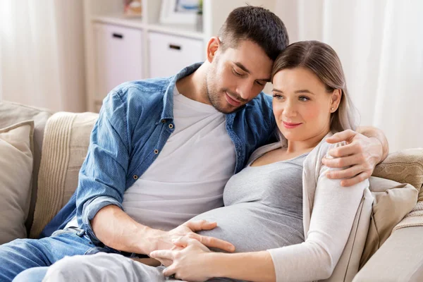 Mann umarmt schwangere Frau zu Hause — Stockfoto