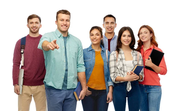 Groep studenten met boeken en schooltassen — Stockfoto