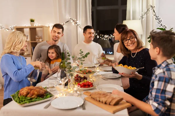 Lycklig familj äter middag hemma — Stockfoto