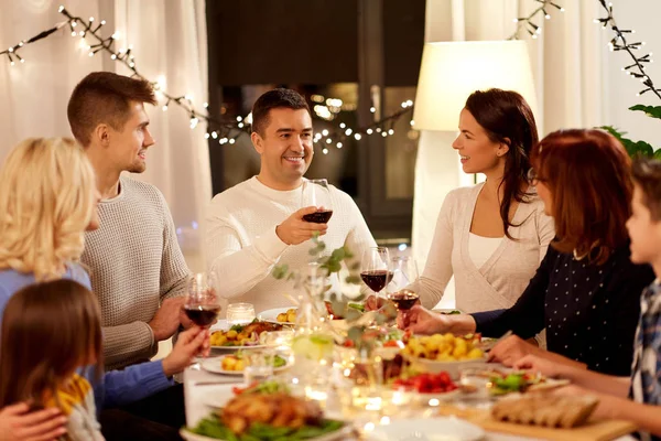 Familia feliz teniendo una cena en casa —  Fotos de Stock