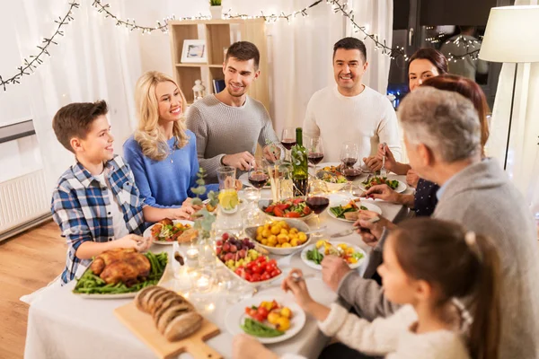 Glückliche Familie beim Abendessen zu Hause — Stockfoto