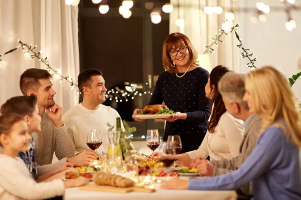 Gelukkig familie het hebben van diner party thuis — Stockfoto