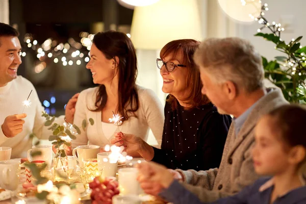 Famiglia con sparklers avendo tea party a casa — Foto Stock