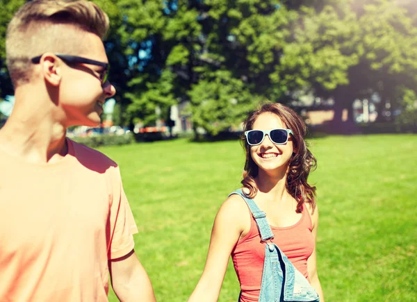快乐少年情侣在夏天公园散步 — 图库照片