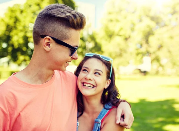 Feliz pareja de adolescentes mirándose en el parque —  Fotos de Stock