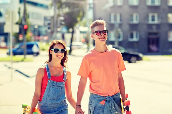 Pareja adolescente con patinetas en la calle de la ciudad — Foto de Stock