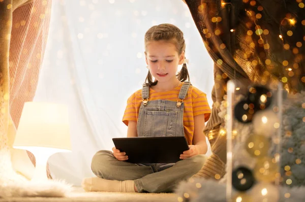 Dziewczynka z komputera typu tablet w namiocie dzieci w domu — Zdjęcie stockowe