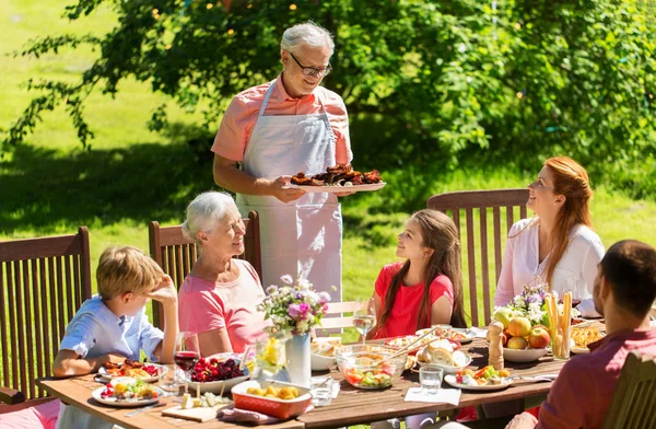 Famille heureuse dîner ou fête de jardin d'été — Photo