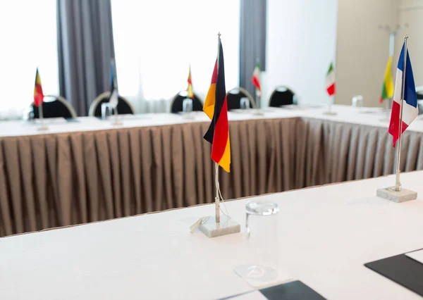 Vlaggen bij internationale conferentie bestuursruimte — Stockfoto