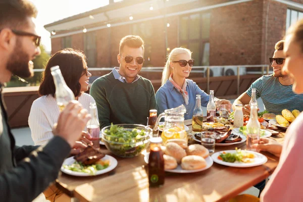 Φίλοι που έχουν δείπνο ή bbq κόμμα στην ταράτσα — Φωτογραφία Αρχείου