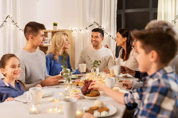 Familia feliz teniendo una fiesta de té en casa — Foto de Stock